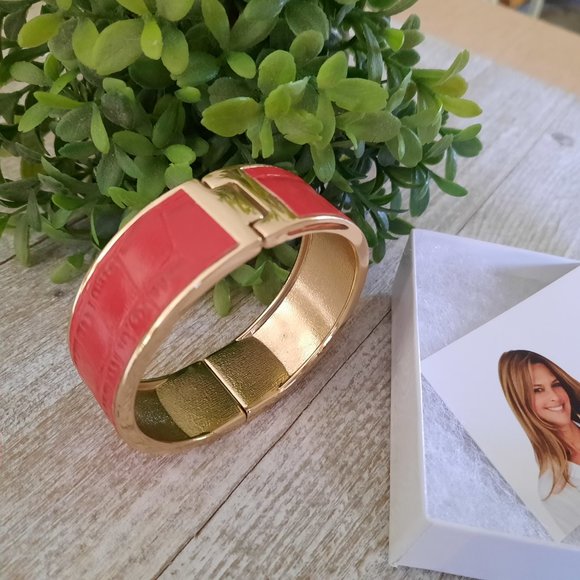 Daniela Swaebe Crimson Red Crocodile Inlay Wide Hinge Bangle - Goldtone, New! - Picture 3 of 16